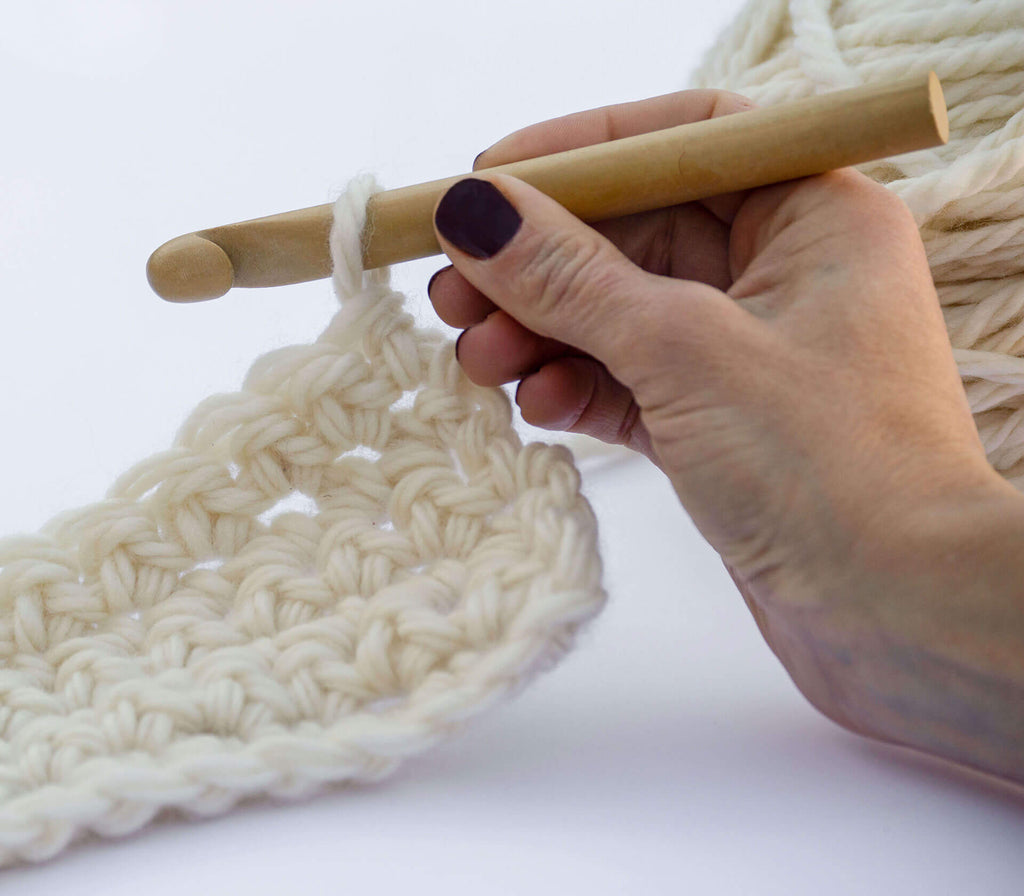 How to hold the crochet hook pencil grip 