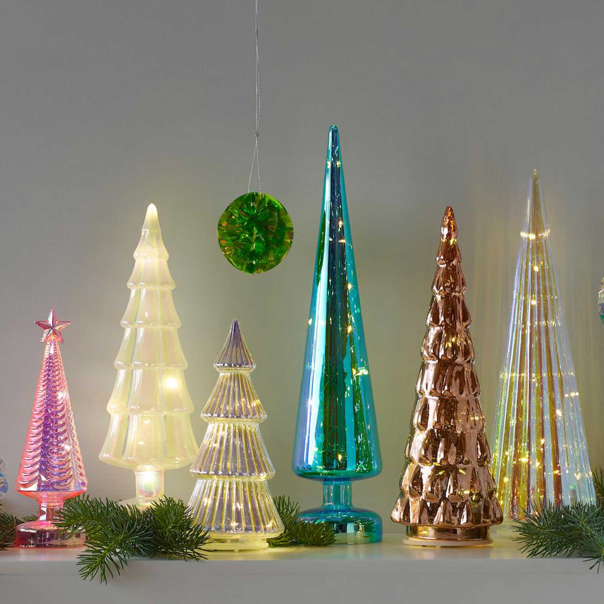 LED Lichter auf klarem Glas kegelförmiger Weihnachtsbaum mit Stern & Glitzern