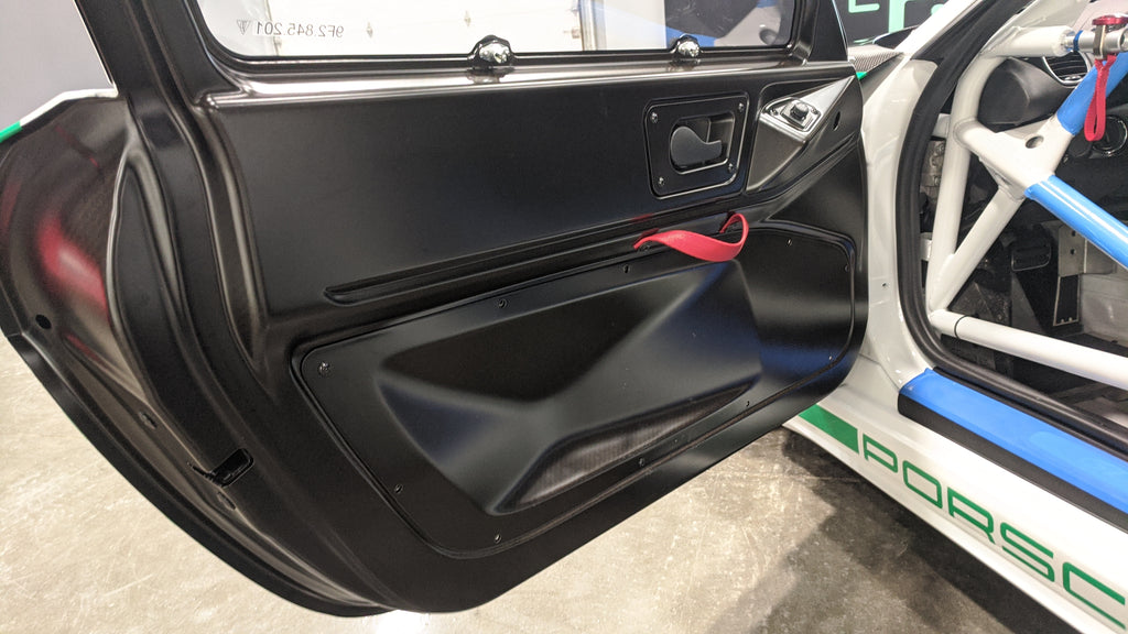 Porsche GT4 Clubsport MR interior carbon fiber