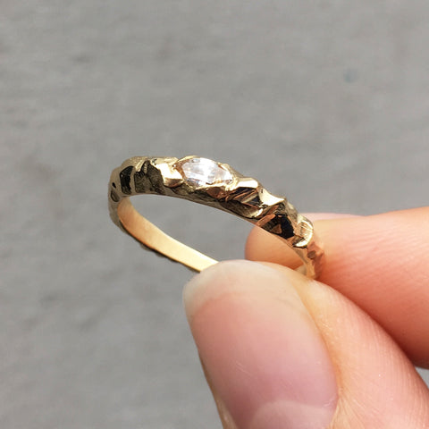 sarah_winther_forlovelsesring_vielsesring_guldring_guld_safir_håndlavet_københavn_guldsmed_smykkedesigner.jpg