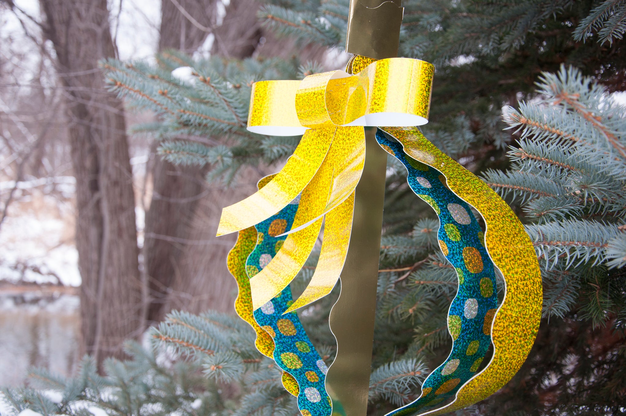 Giant sparkle Christmas tree ornaments DIY