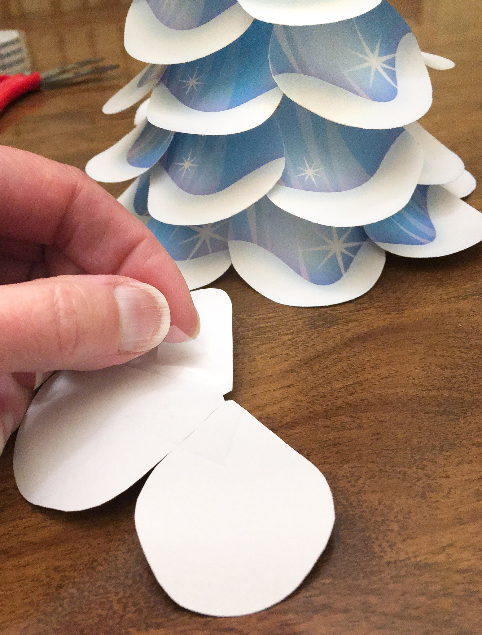 Tabletop paper Christmas trees decoration DIY project