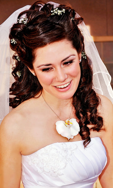 A bride wearing a fresh white orchid necklace in her wedding jewelry necklace