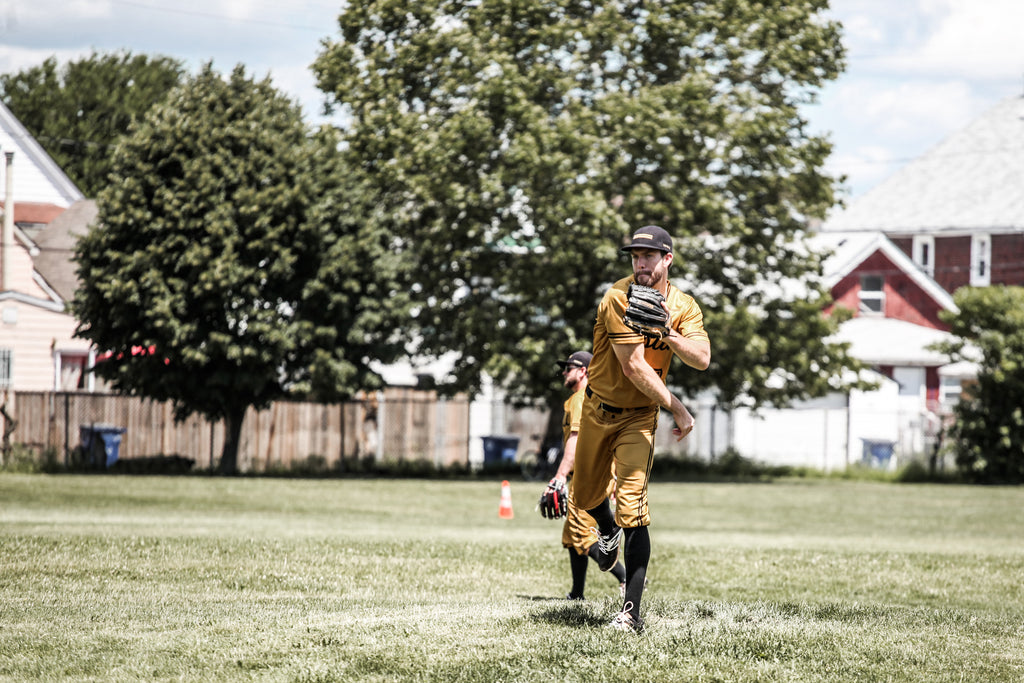 Taylor Stell of the Warstic Woodmen throwing the ball