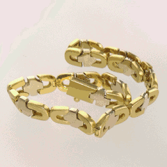 animation of rremodelling of 18ct bracelet into moth necklace