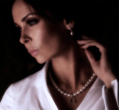 brunette model wearing culture pearls with stirup drop and matching earrings