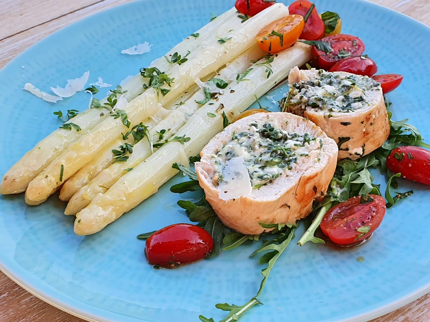 Hähnchenroulade mit Schafskäse, Olivenöl und Rucola – Ölich