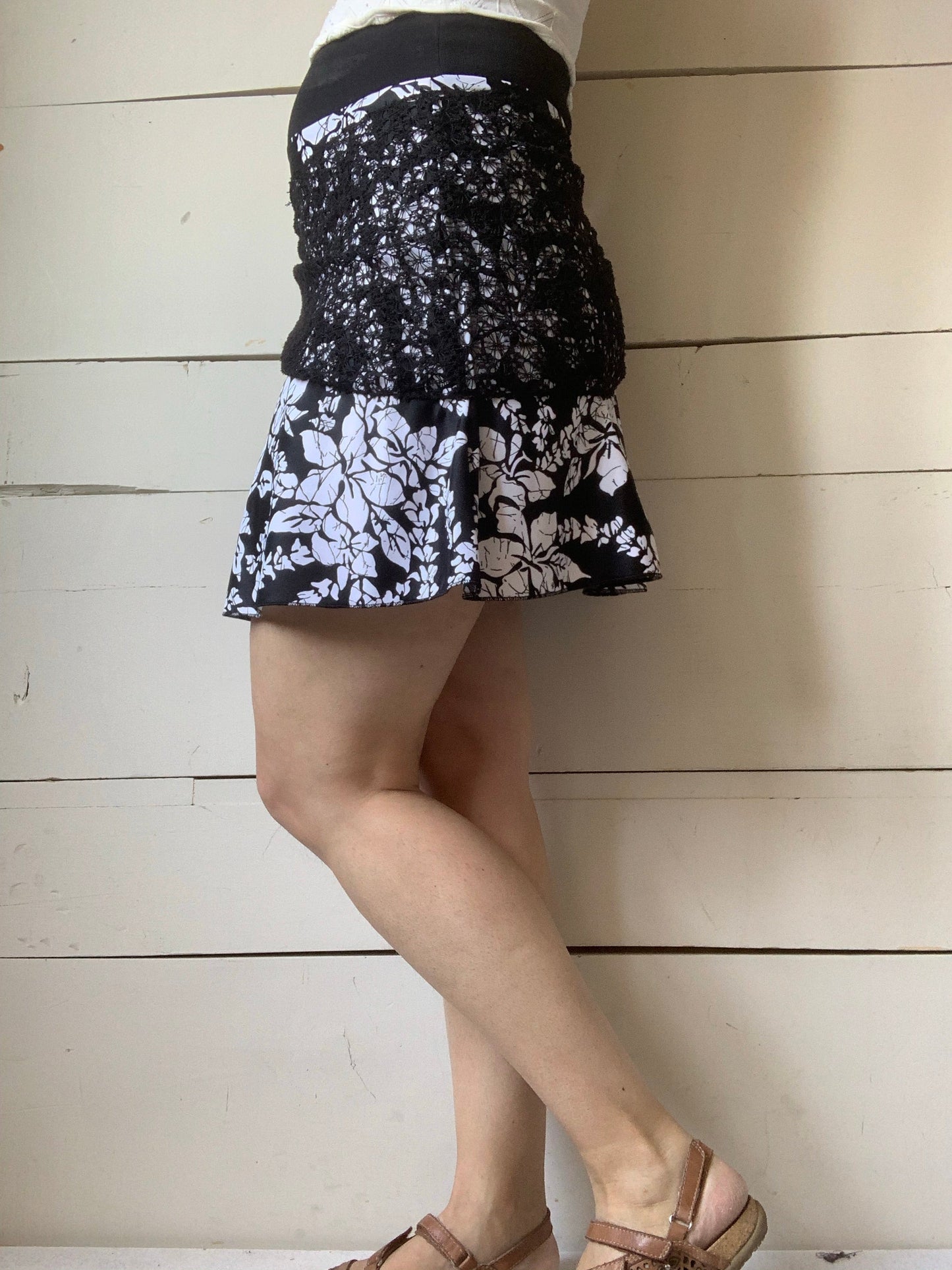 WHITE FLORAL PEASANT SKIRT (M)