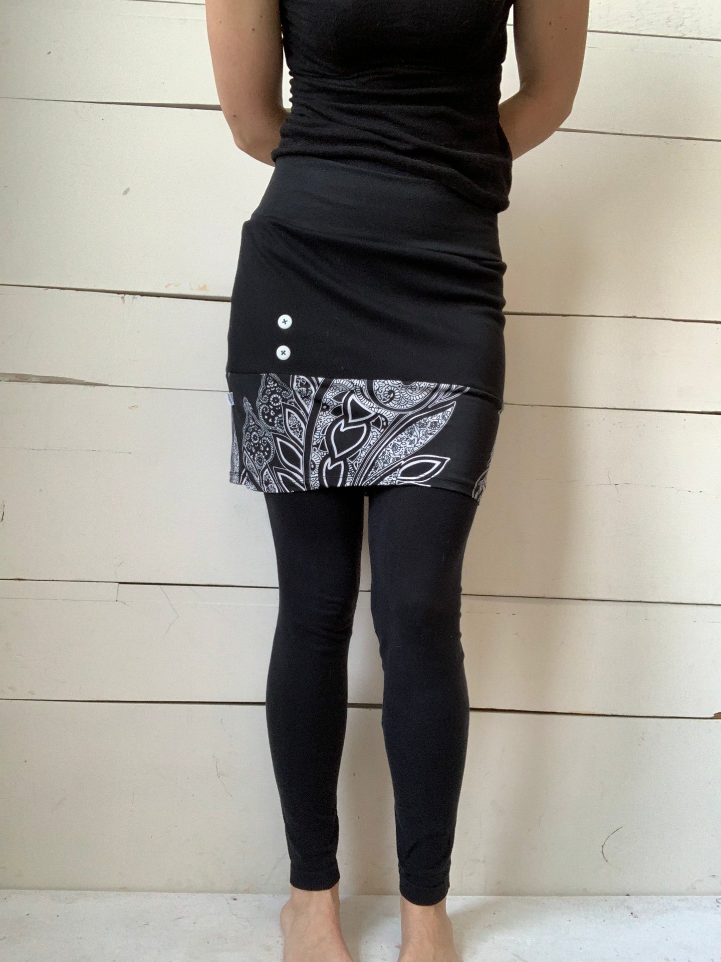 JUPE NOIR AVEC PAISLEYS (M)