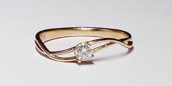 bague de fiancailles avec diamant solitaire en or rose