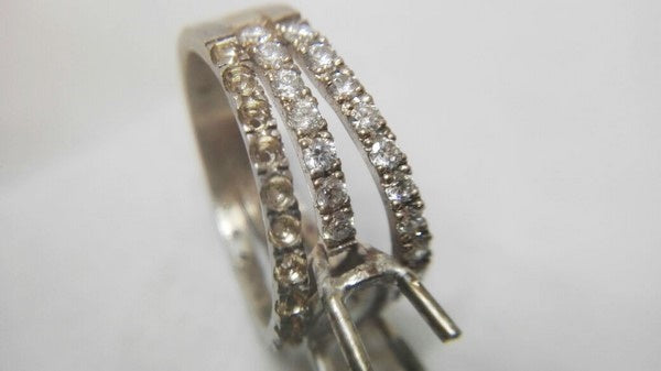 sertissage diamants sur le corps de bague or blanc 18k