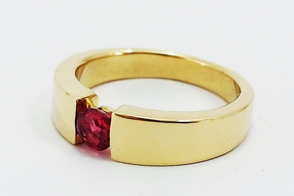 bague rubis en or jaune 18k de style moderne