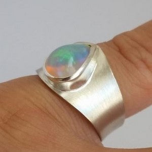 vue bague opale au doigt