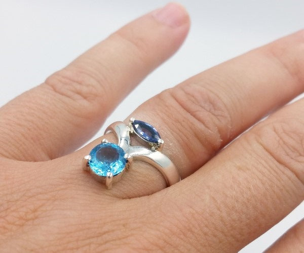 bague topaze bleue portée au doigt