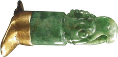 bijou besote azteque en jade et or en forme de tete d'aigle