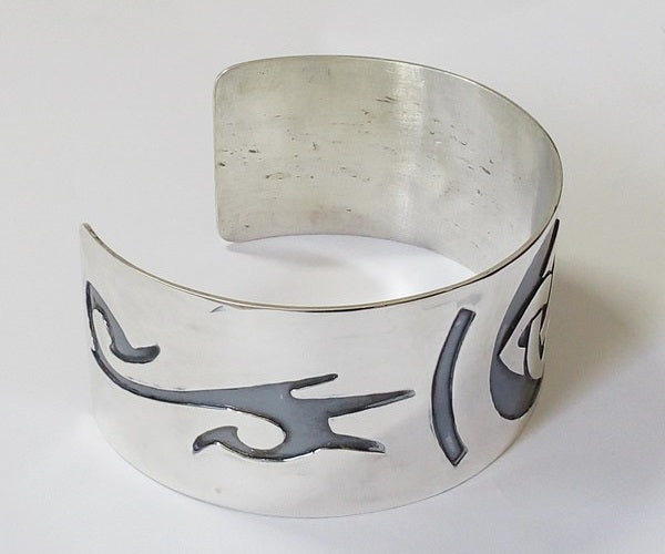 vue latérale gravure bracelet de bras argent