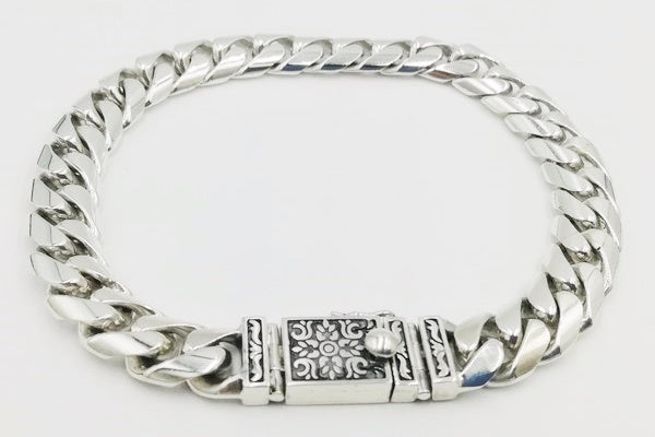 bracelet gourmette serré avec fermoir gravé