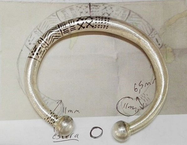 gravure mannuelle bracelet torque en argent