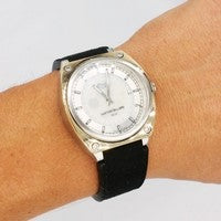 montre avec cadran or massif 18 carats au poignet d'un homme