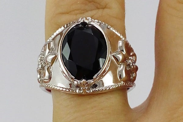 onyx sur chevaliere or blanc 18k