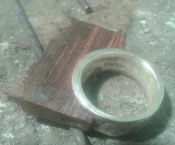 bois précieux collé sur l'anneau en argent de la bague homme