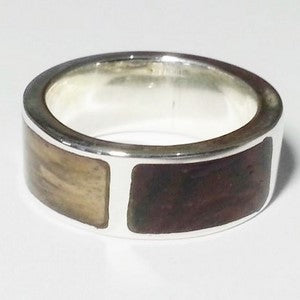 vue de trois quart bague homme bois précieux et bois fossil en argent