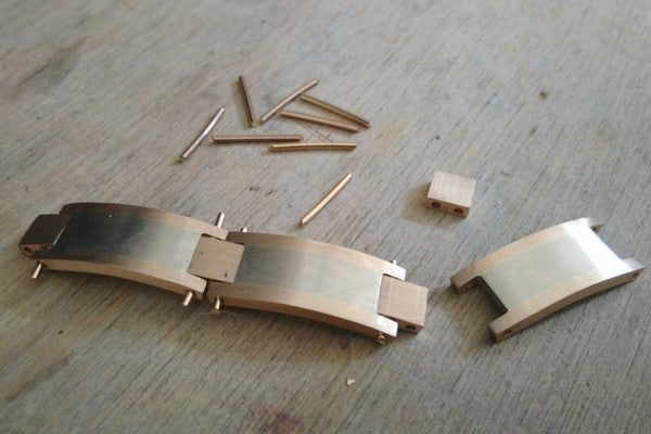 assemblage à blanc des mailles avec les charnières du bracelet