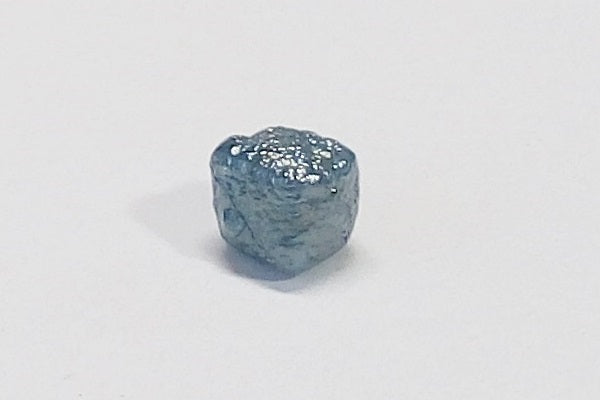 diamant brut cubique de couleur bleu