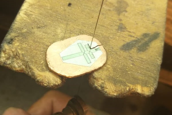 fabrication pendentif croix de lorraine en or rose 18 carats dans atelier de bijouterie