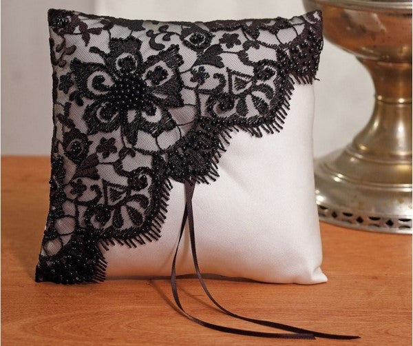 coussin alliances avec dentelle noire