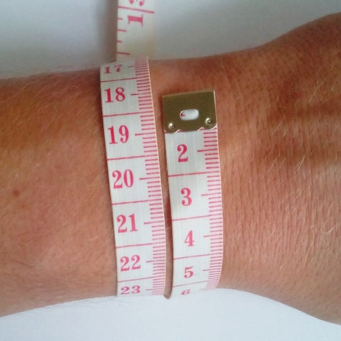 mesure tour de poignet avec mètre ruban