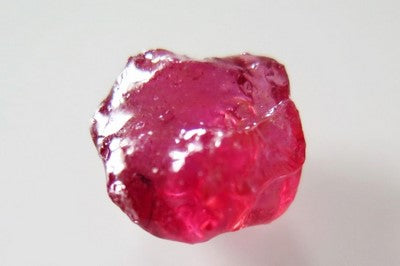 pierre brute de rubis