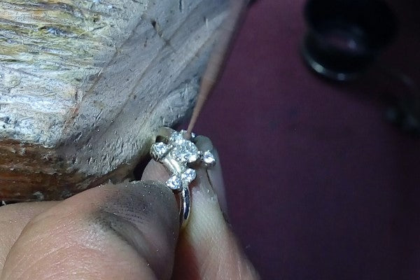 sertissage diamant sur une bague de fiancailles