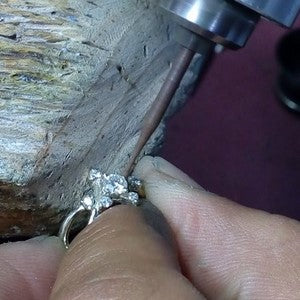 finition sertissage diamant sur bague joaillerie