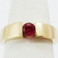 sertis pression d'un rubis sur bague or en joaillerie