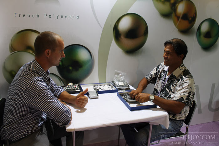 having a nice chat with Orau Pearls' dealer