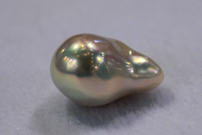 a single bead-nucleated pearl