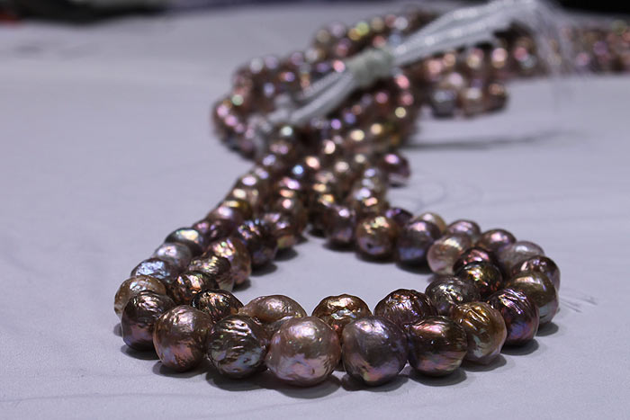 dark purple Kasumi-like ripple pearls