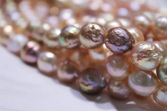 dark to light colored pearls