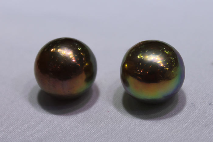 a pair of Edison pearls for earrings