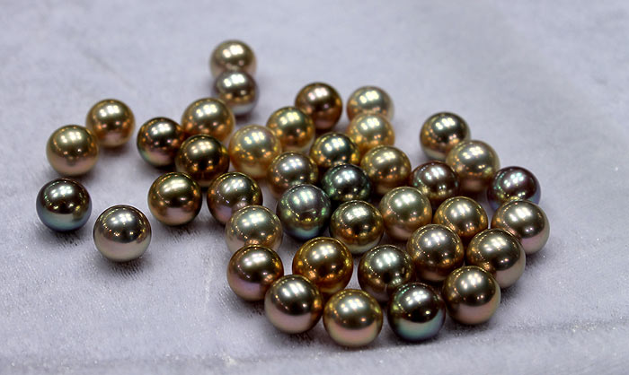different colored pearls with intense metallic luster