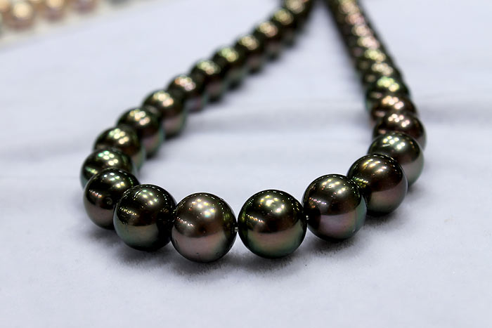 black tahitian pearl strand