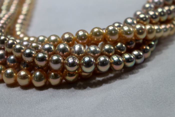 group of metallic pearl strands