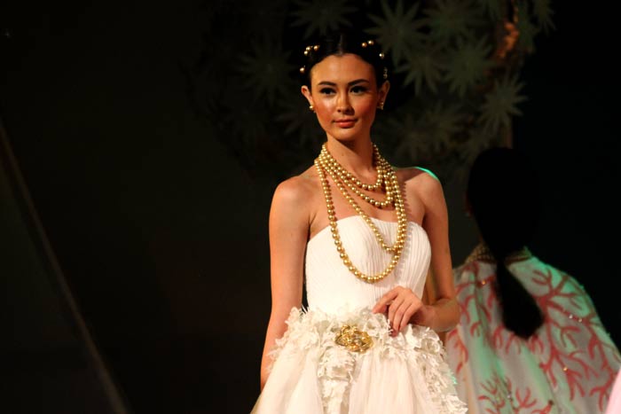 Dress and hair ornaments, and a necklace with Golden South Sea Pearls