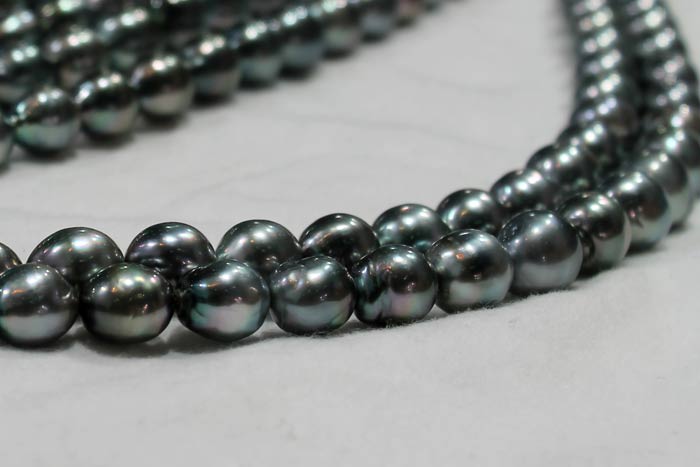 close up of the Tahitian pearl strands