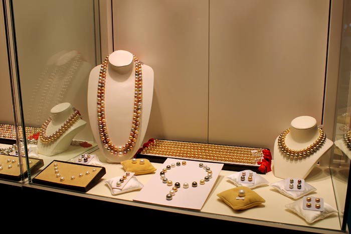 pearl jewelry display