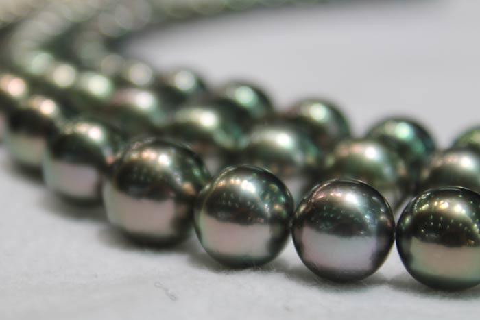 dark green Tahitian pearl necklaces