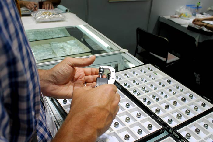 measuring a Tahitian pearl