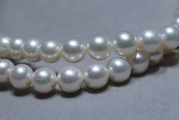 close up of the freshwater white metallic pearls