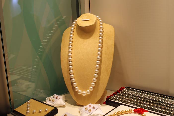 white round south sea pearl necklace